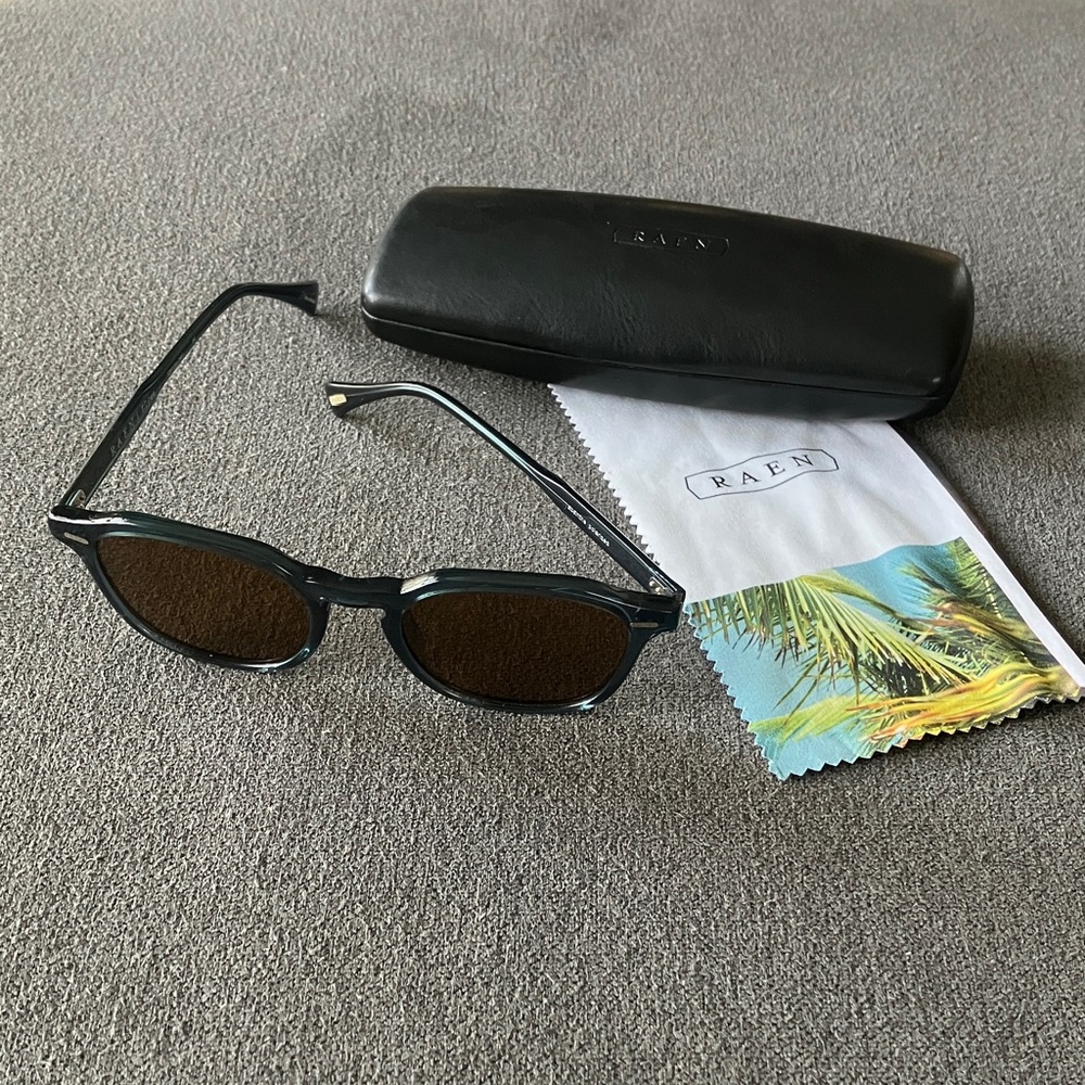 RAEN / CLYVE POLARIZED   
GRAY BLUE 
MINT condition!
Pet and smoke free house. - Picture 10 of 10